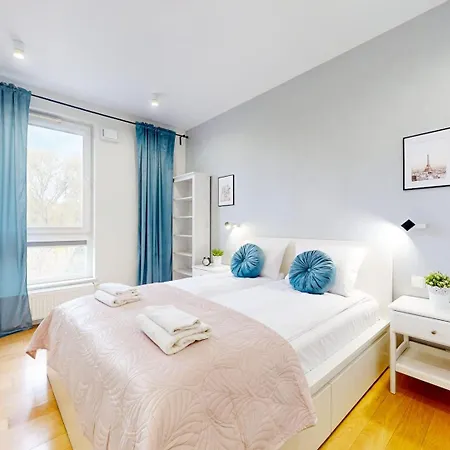 Bonbon With Parking Kolska * 华沙